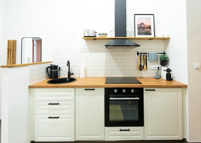 Modern & Spacious Apartment Near The Old Town