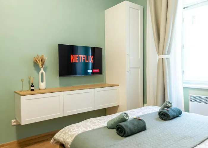 Modern & Spacious Apartment Near The Old Town