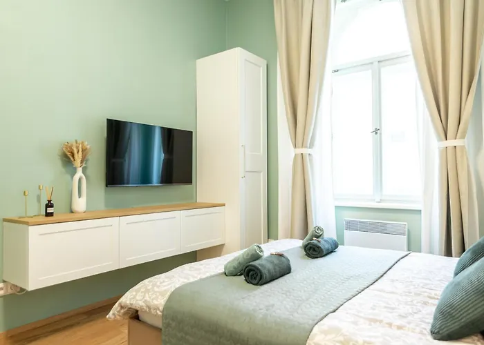Modern & Spacious Apartment Near The Old Town